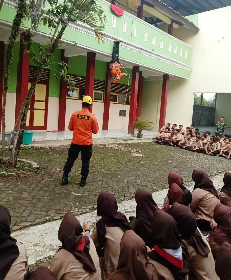 Siswa SMAN 1 Sigaluh Dilatih Vertical Rescue