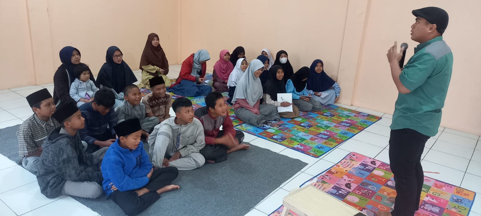 Siswa SDIT Insan Mulia Karangkobar Asyik Dengar Dongeng Kak Busro