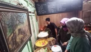 WhatsApp-Image-2023-01-04-at-06.39.17-1-300x171 Warung Kopi Kebul Banjarnegara, Makan Makanan Tradisional Sembari Bernostalgia Warisan Nenek Moyang