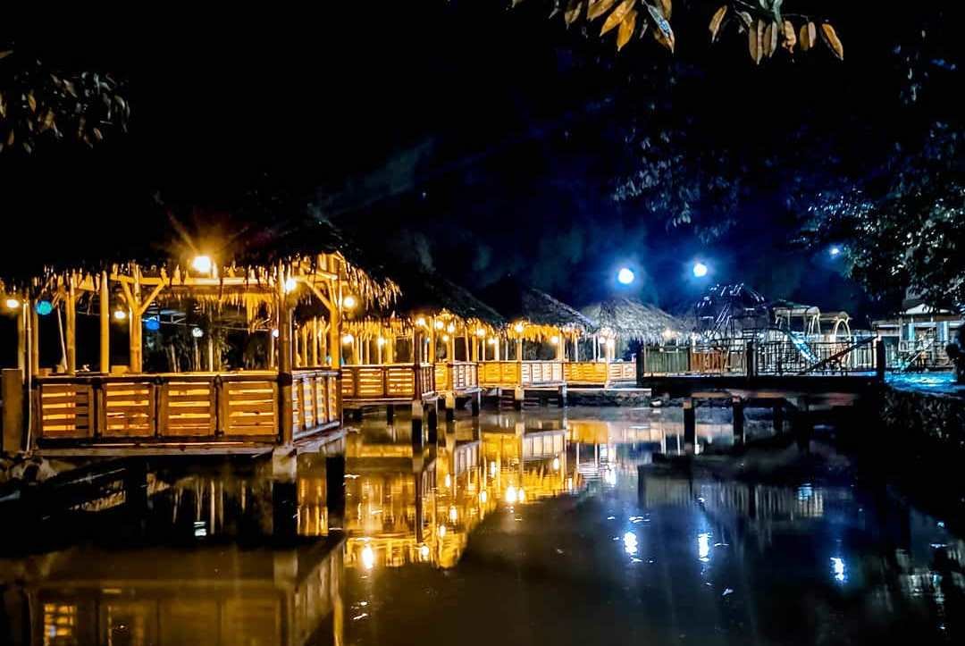 Saung Bu Mansur Rekomendasi Makan Malam Bersama Keluarga