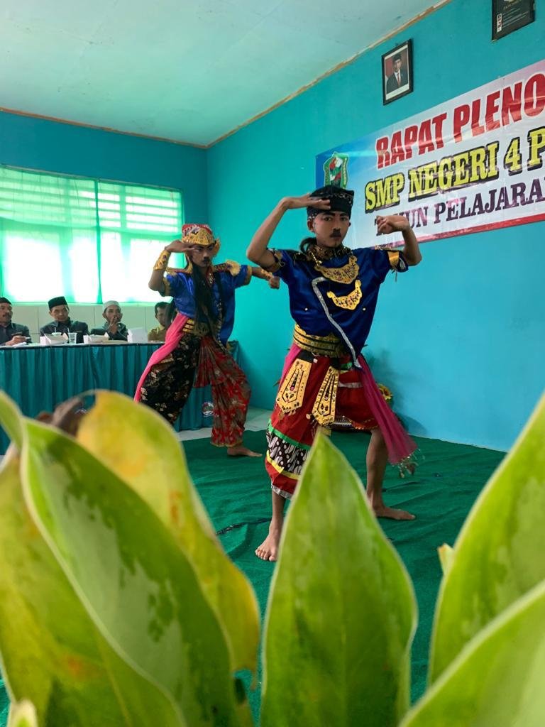 Tari Roro Ngigel di Rapat Pleno SMPN 4 Pejawaran