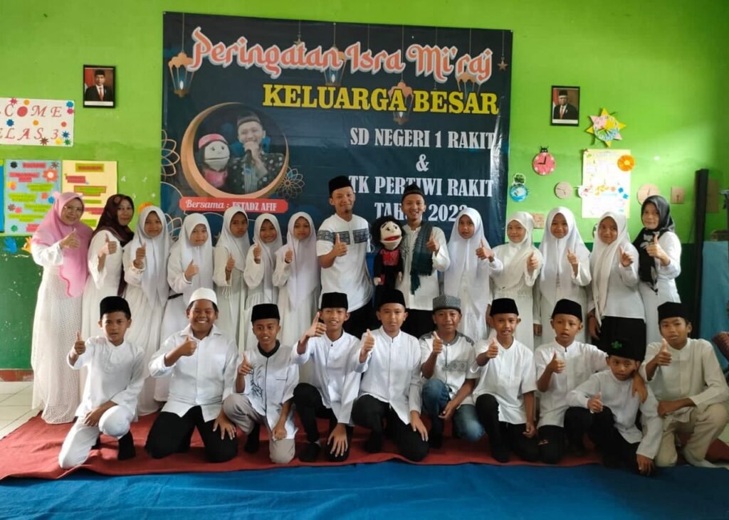 66939012-c8cf-4c9a-8c37-ede7b56c3af6-1024x731 Bareng Hasan, Ustadz Afif Menyampaikan Hikmah Isra' Mi'raj di SDN 1 Rakit dengan Lucu dan Menyenangkan