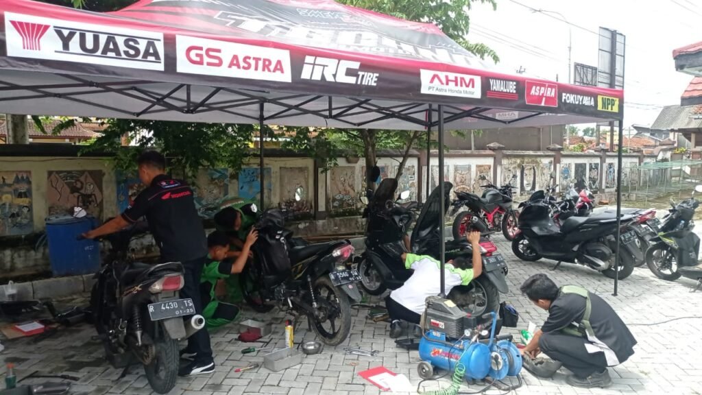 Siswa SMKN 1 Kalibawang Wonosobo Buka Servis Motor Gratis