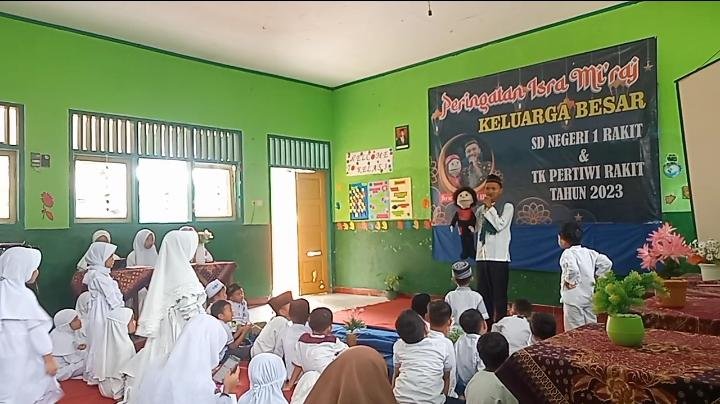 Ustadz Afif Menyampaikan Hikmah Isra' Mi'raj di SDN 1 Rakit dengan Lucu dan Menyenangkan