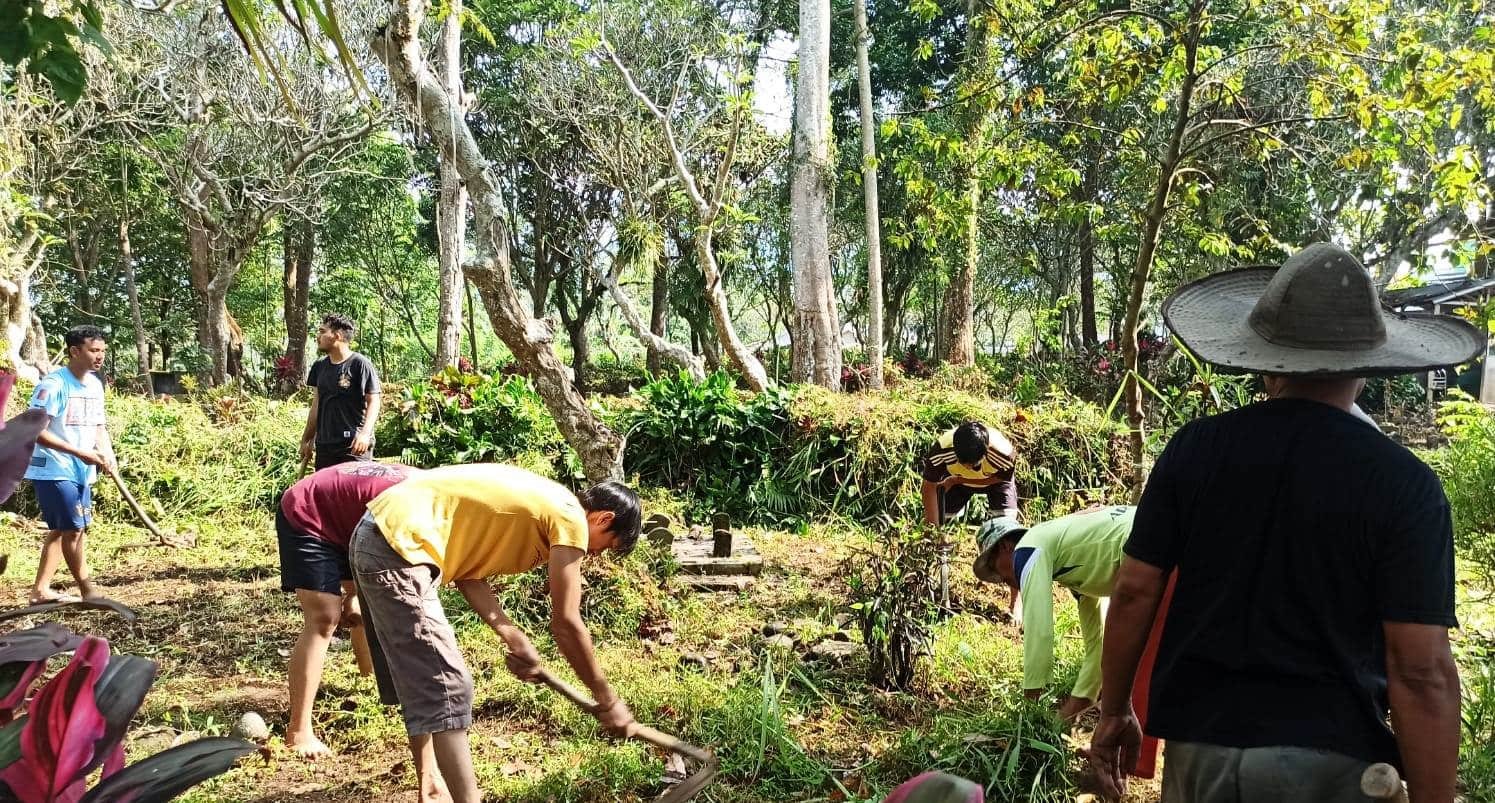 Ratusan Warga Desa Petambakan Bersihkan Makam