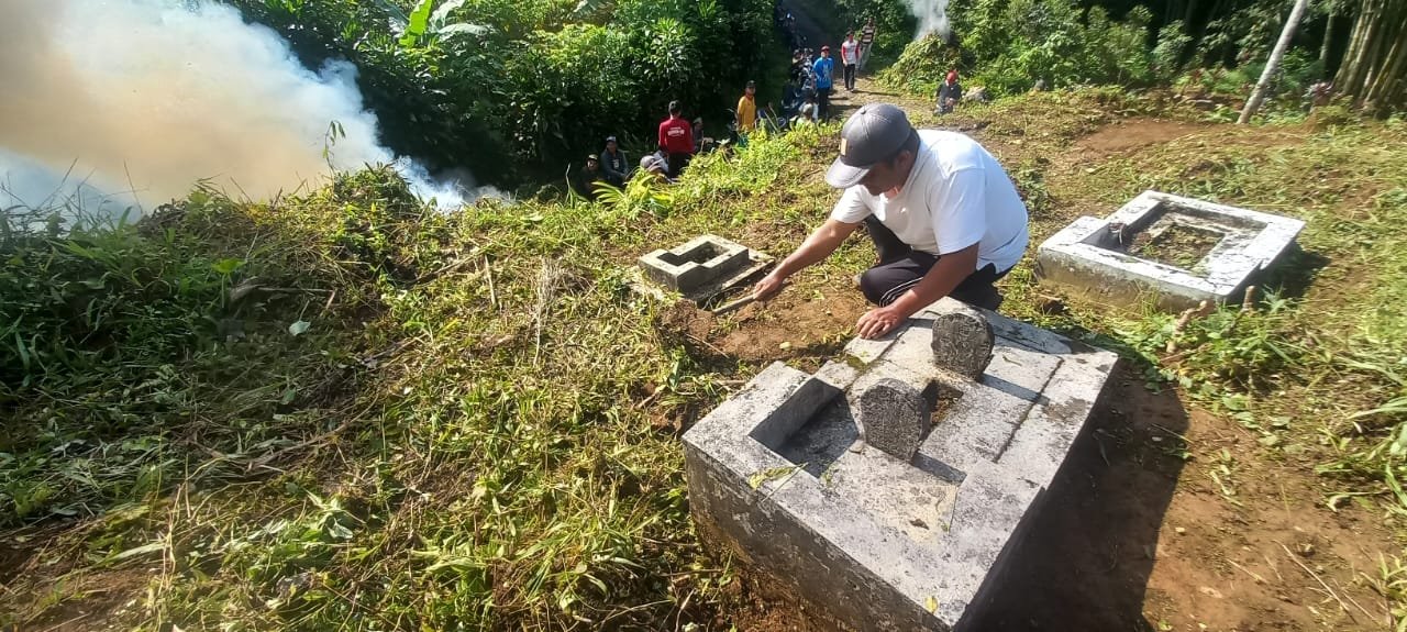 Sambut Ramadhan Warga Desa Leksana Karangkobar Bersih-Bersih Makam