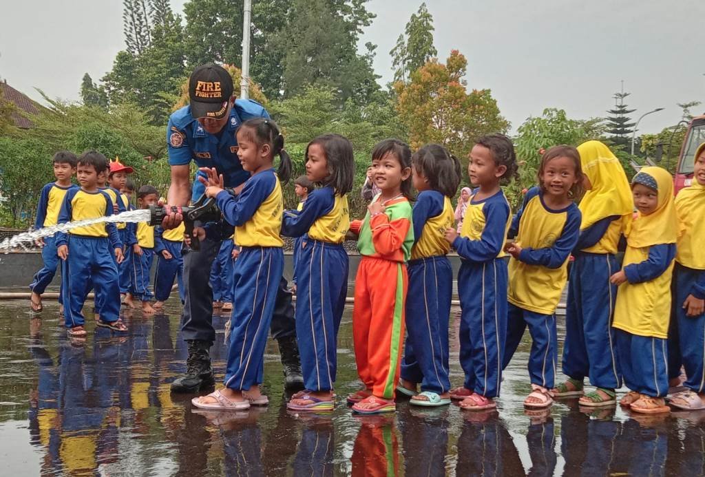 TK Islam Baitunnajah Banjarnegara Sambangi Pos Damkar