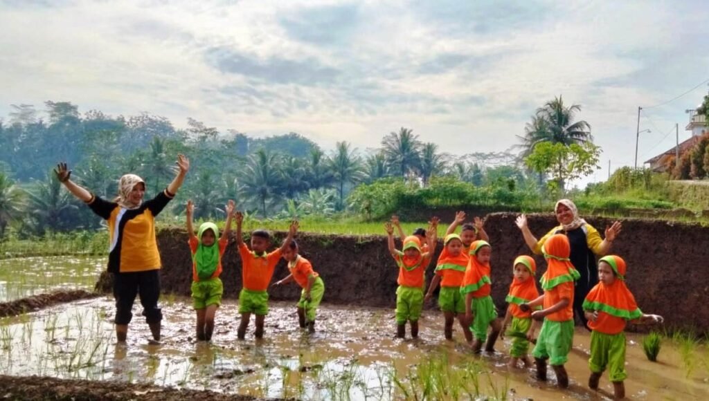 Siswa TK PGRI 2 Lengkong Belajar Tanam Padi di Sawah