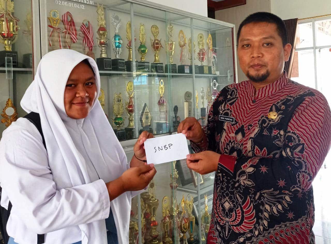 SMAN 1 Sigaluh Bantu Siswa Dhuafa Masuk PTN