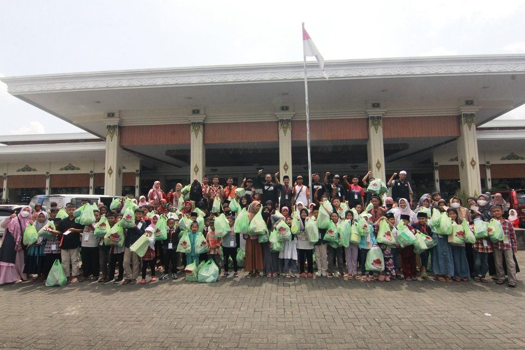 70 Anak Yatim dan Dhufa di Banjarnegara Diajak Belanja