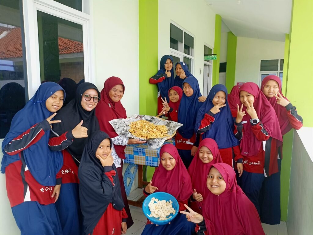 Baneos Kripik Pisang Rasa Produk Kewirausahaan Siswa Kelas 7 SMPIT Usamah Kota Tegal