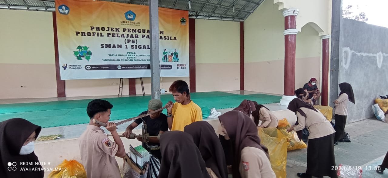 Bank Sampah Siswa SMAN 1 Sigaluh Tarik Tunai Perdana