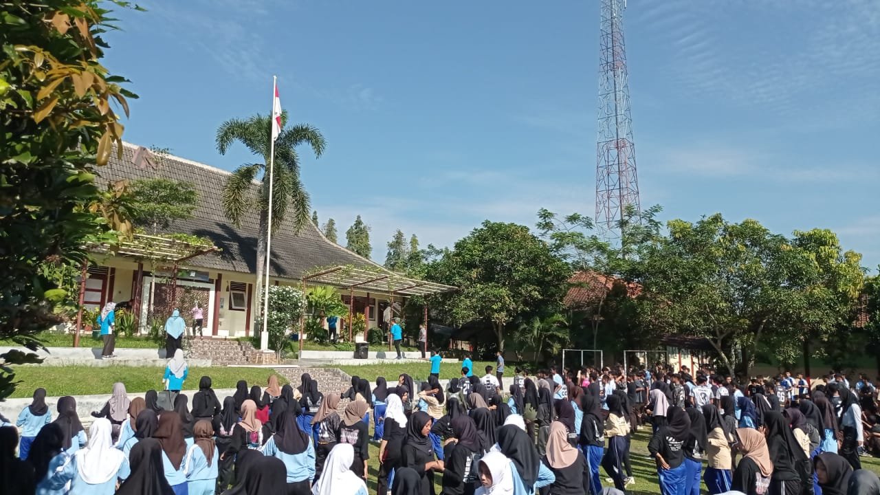 SMAN 1 Sigaluh Gelar Senam Aerobik