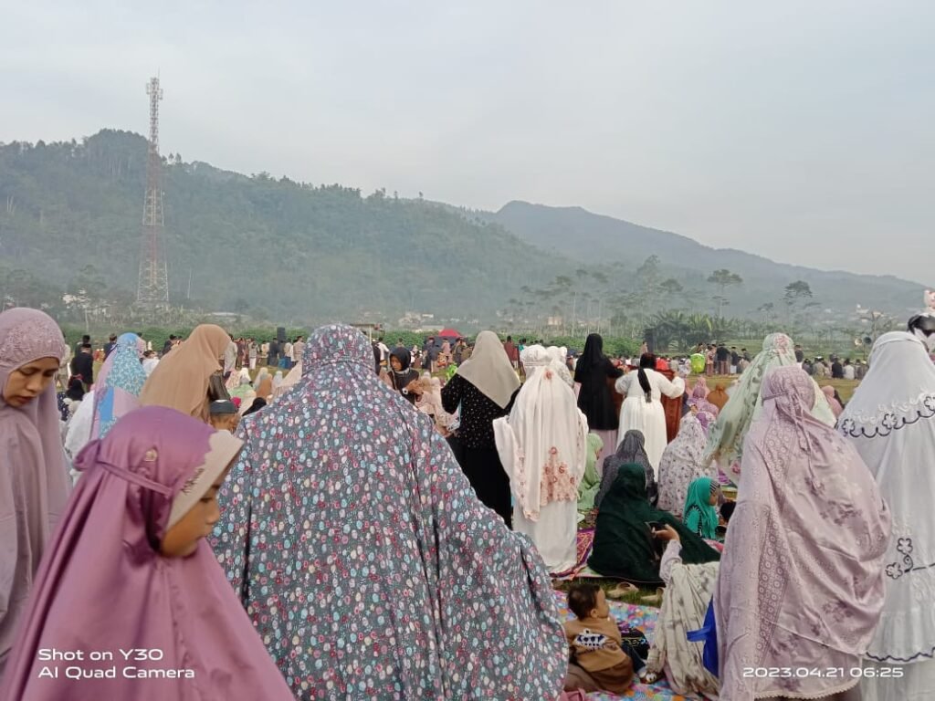 Kalibening Lebaran Duluan Khotib Ajak Seimbangkan Dunia Akhirat