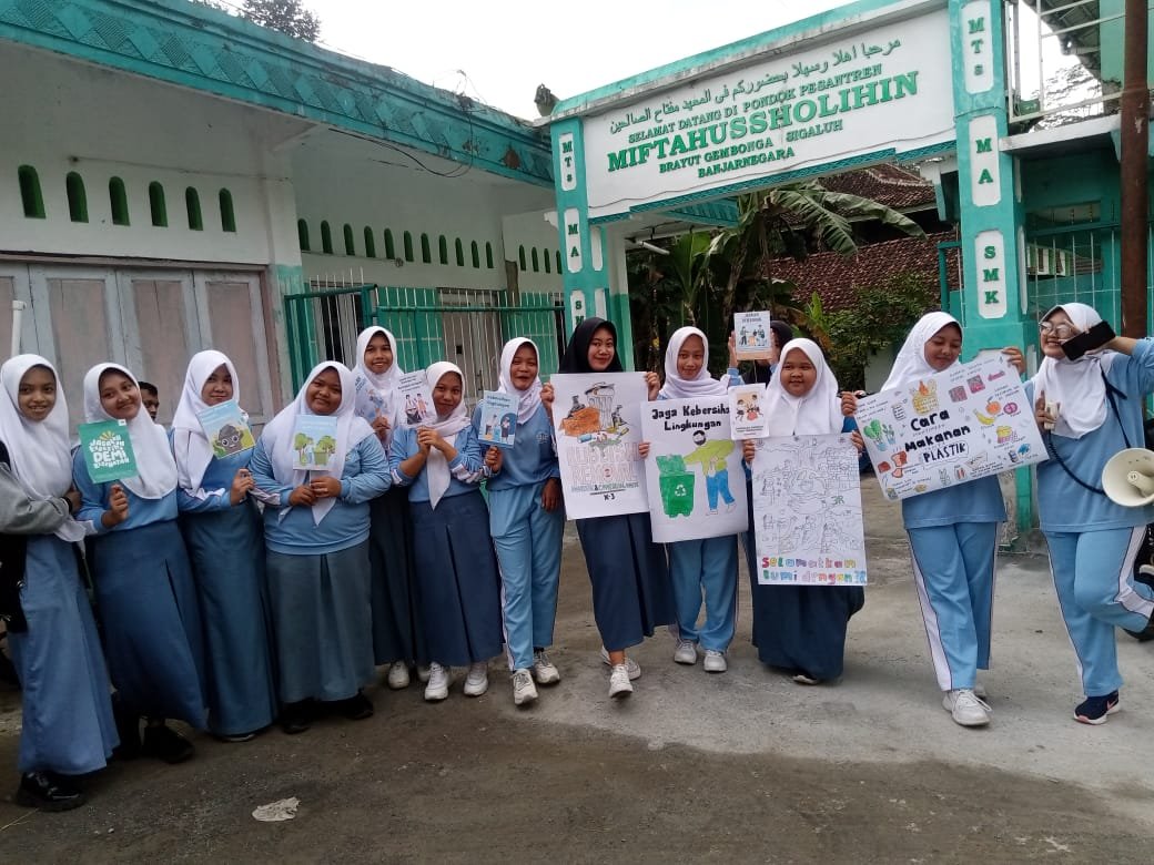 Siswa SMAN 1 Sigaluh Hunting dan Kampanye Peduli Sampah