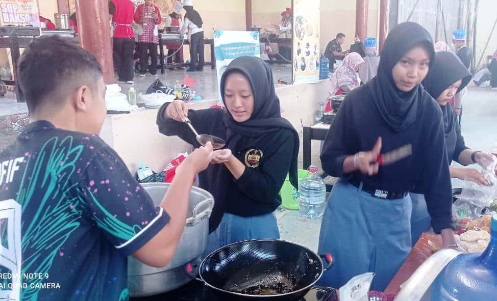 Meriahkan GABS, Guru dan Siswa SMAN 1 Sigaluh Kompak Masak dan Makan Bersama