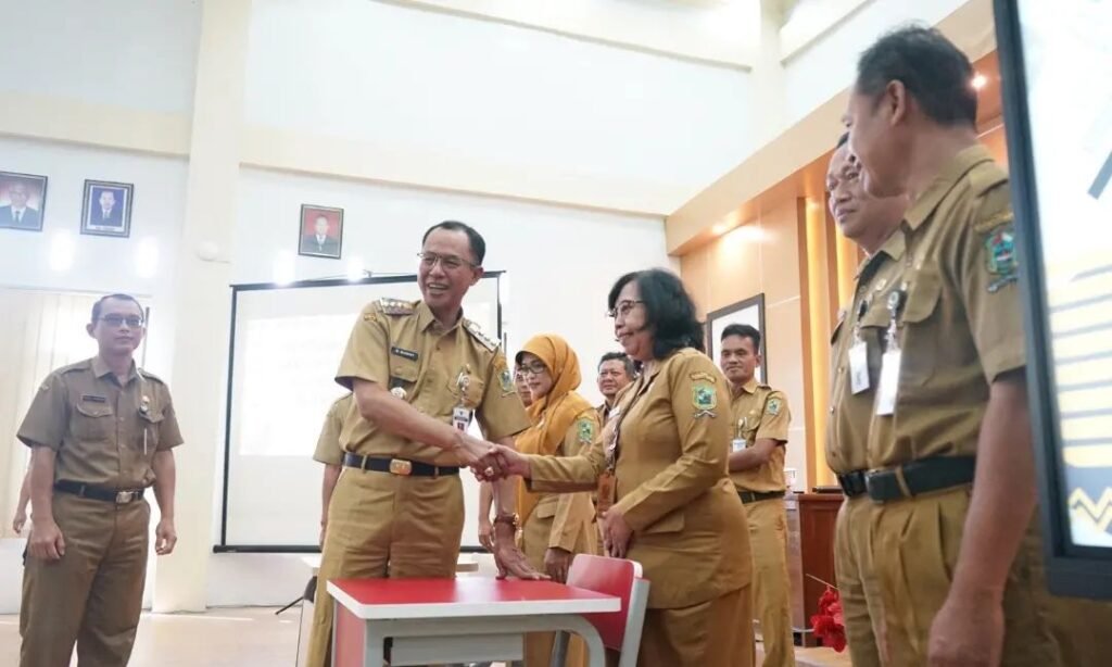 Pj Bupati Banjarnegara Serahkan Bantuan Sarpras Pendidikan, Dukung Peningkatan Mutu Menyongsong Generasi Emas 2045