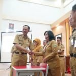 Pj Bupati Banjarnegara Serahkan Bantuan Sarpras Pendidikan, Dukung Peningkatan Mutu Menyongsong Generasi Emas 2045