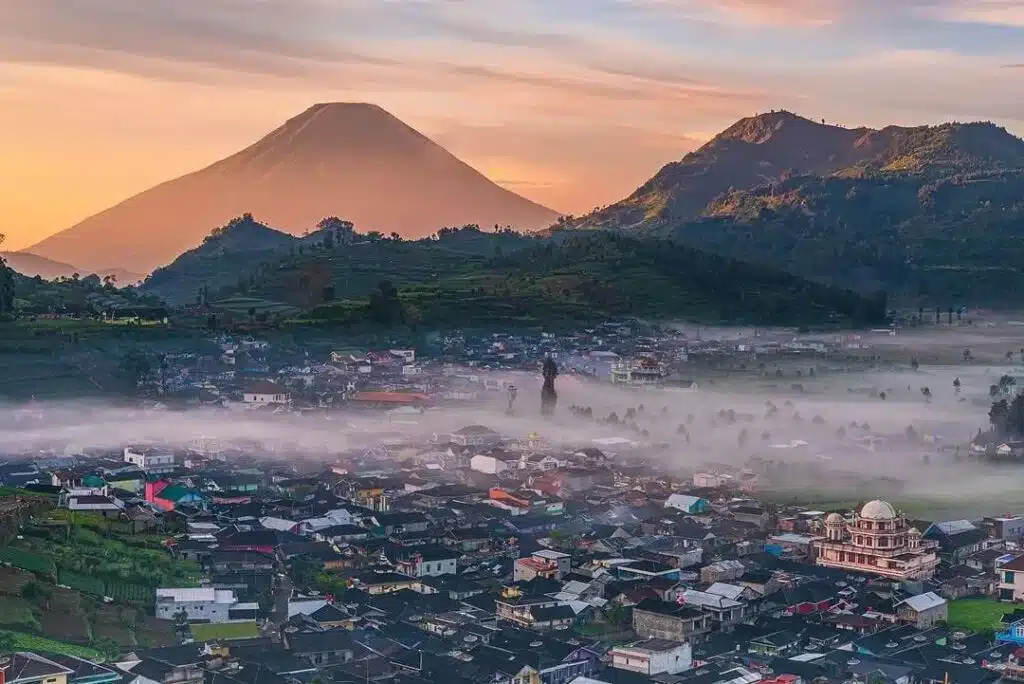 Keindahan Pagi di Bukit Scooter Dieng: Surga di Atas Awan