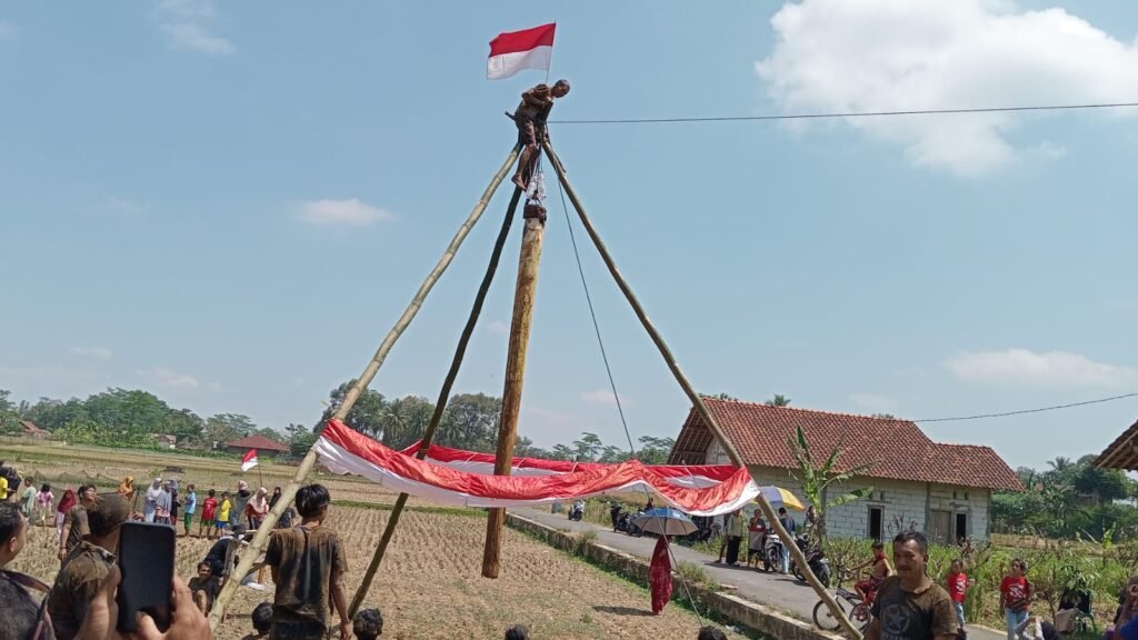 c3515c60-ef0d-4f3a-a6ed-ec1cbc7a7e0b-1024x576 Tradisi Panjat Pisang di Banjarnegara: Simbol Persatuan dan Apresiasi Atlet Olimpiade