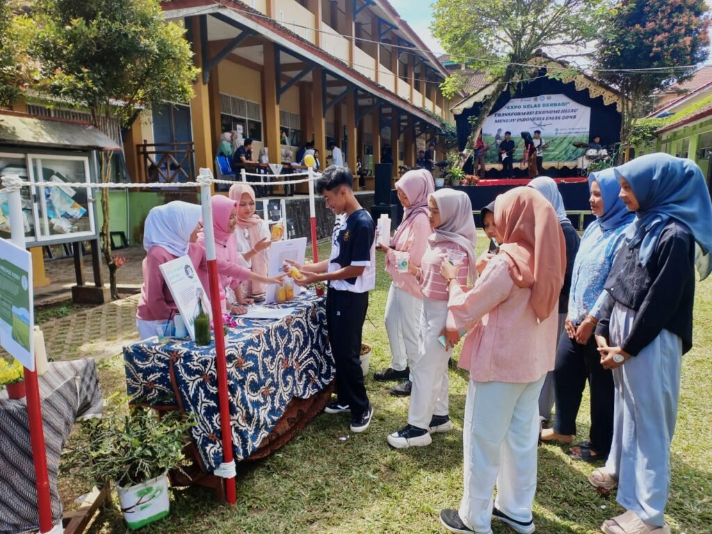 e31912a5-004d-4600-a51d-86217ece8da2-1024x768 Gelar Karya SMAN 1 Karangkobar: Mempraktikkan Nilai Bhinneka Tunggal Ika dan Demokrasi