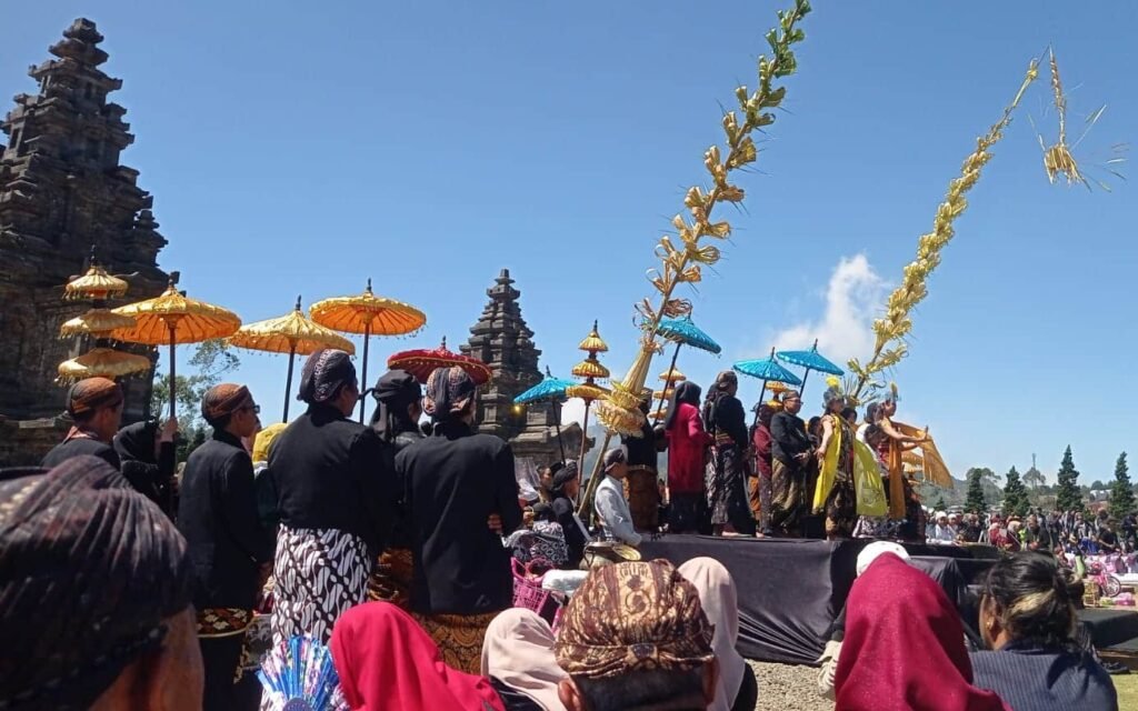 Ribuan Penonton Saksikan Pemotongan Rambut Gimbal dalam Dieng Culture Festival 2024