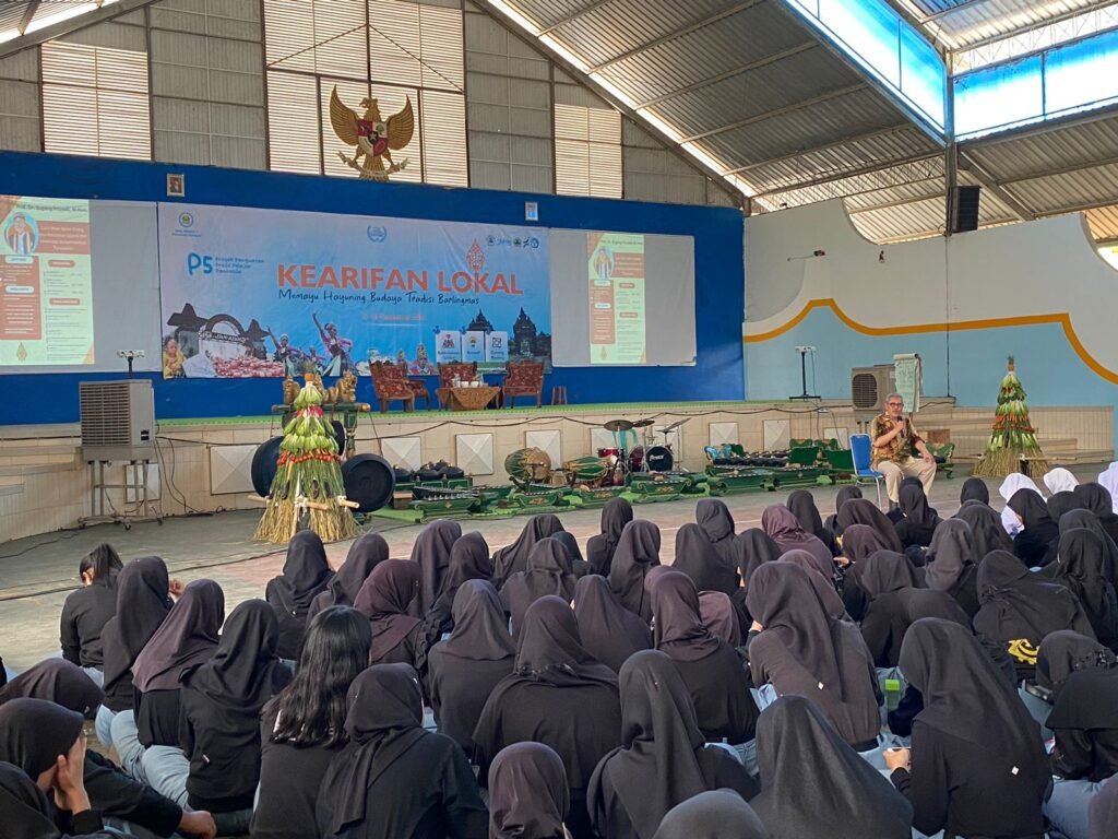 Pemaparan Materi oleh Prof. Dr. Sugeng Priyadi, M. Hum, Dihadapan Ratusan Siswa, Senin (9/9/2024)