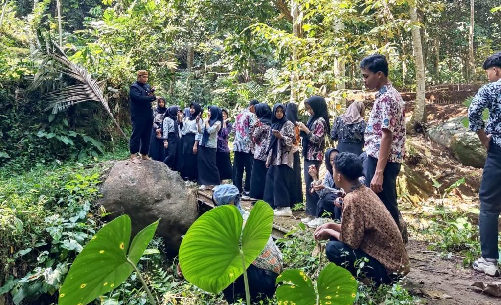 Siswa Temukan Batu Misterius Saat Pelajaran Sejarah di Banjarnegara