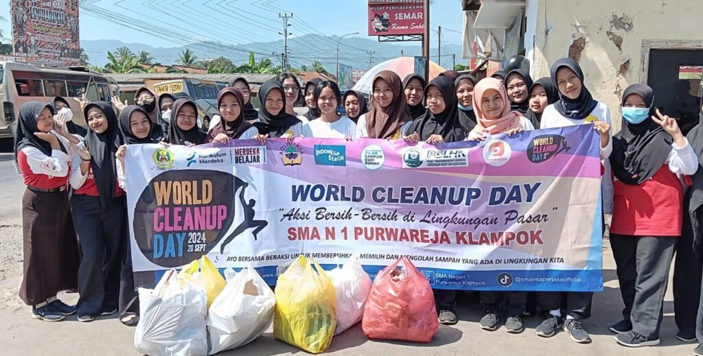 Siswa SMA Negeri 1 Purwareja Klampok Peduli Lingkungan dalam World Cleanup Day