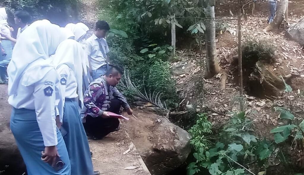 Siswa SMAN 1 Sigaluh Belajar Sejarah Langsung dari Lukisan Batu Purba