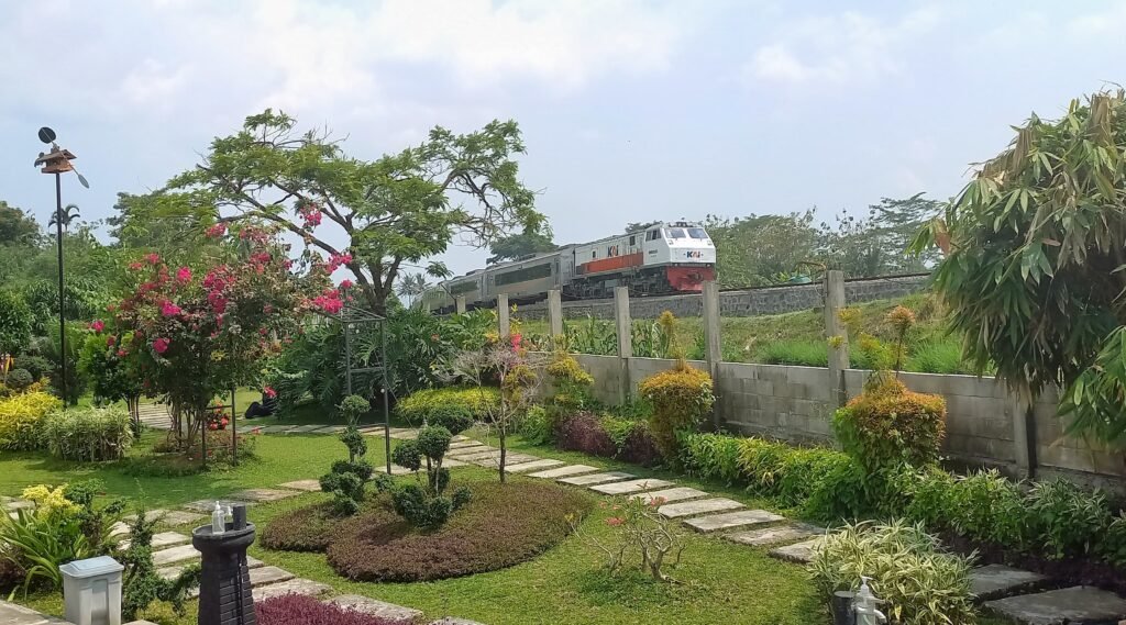 Warung Kopi Sepuran: Sensasi Makan Rumahan Sambil Menyaksikan Kereta Api Melintas di Banyumas