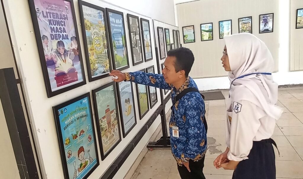 1cec6d21-fa6e-4878-b81e-d540d51c4b44-1024x604 Pameran Poster Digital di SMP Negeri 1 Bawang. Teknologi dan Kreativitas Bersatu