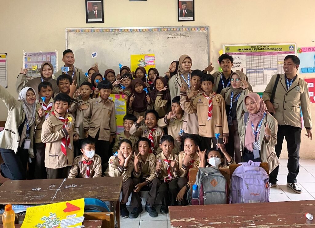 Ajak Anak-Anak Tampil Smart, KKN STIE Tamansiswa Gelar Edukasi Menarik di SDN 1 Kutabanjarnegara