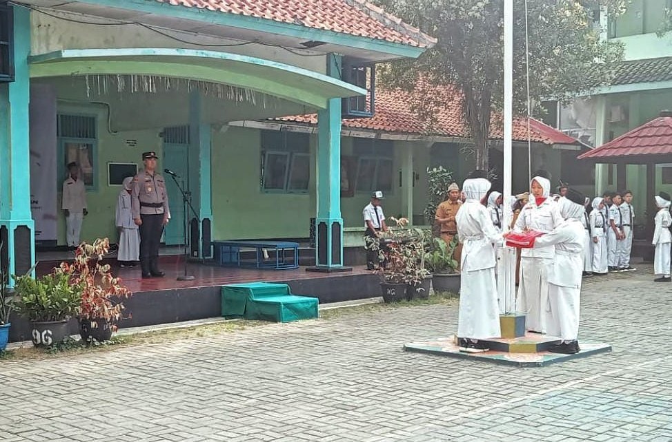 Kapolsek Purwareja Klampok Jadi Pembina Upacara di SMPN 1 Purwareja Klampok. Sampaikan Pesan Penting untuk Pelajar