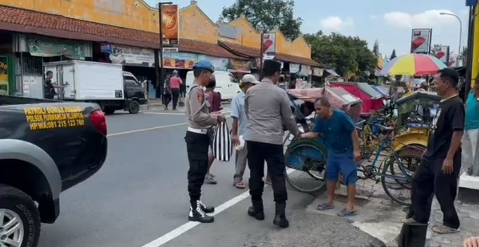 Polsek Purwareja Klampok Gelar Jumat Berkah, Bagikan Makanan untuk Masyarakat