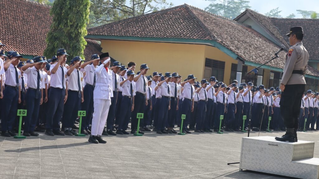 Kapolsek Sigaluh Peringatkan Bahaya Kejahatan Jalanan di SMP Negeri 1 Sigaluh