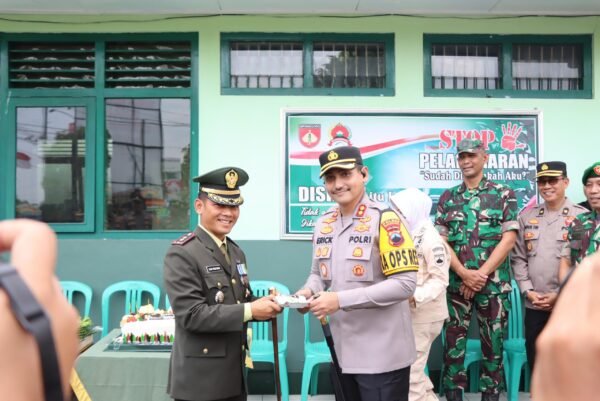  Kapolres Banjarnegara Berikan Kejutan di HUT Ke-79 TNI, Suasana Haru dan Meriah