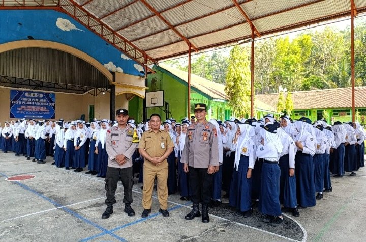 Kapolsek Banjarmangu Berikan Pesan Bijak Saat Apel Pagi di SMP N 1 Banjarmangu