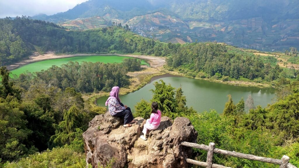 Menilik Keindahan Telaga Warna dari Batu Pandang Ratapan Angin di Dataran Tinggi Dieng