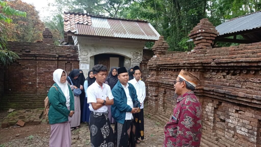 Penuh Makna! Siswa SMAN 1 Sigaluh Ziarah dan Belajar Sejarah Islam di Gumelem