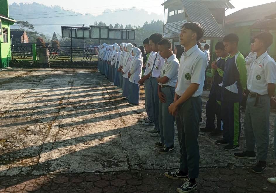 MA Cokroaminoto Karangkobar. Pembiasaan Pagi Seimbangkan Ilmu Dunia dan Akhirat