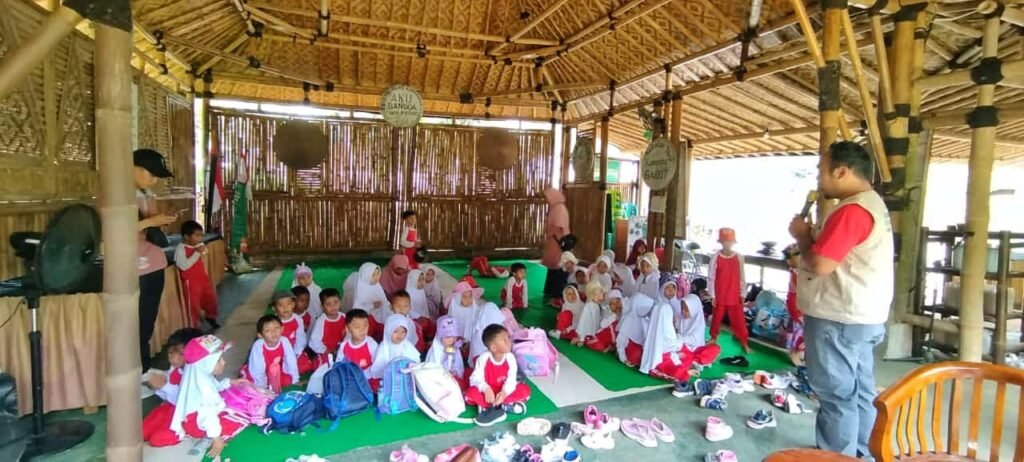 15bbe81e-c569-47e6-ad68-c35e9e35bf19-1024x462 Serunya Anak TKIT Insan Mulia Karangkobar Belajar Bertani dan Beternak di Kampung Gagot