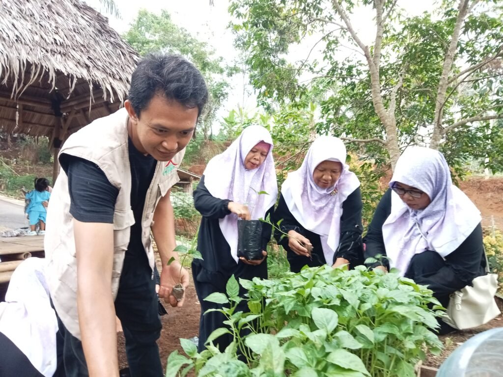 Majelis Taklim Al-Ikhlas Banagara Belajar Ketahanan Pangan di Kampung Gagot