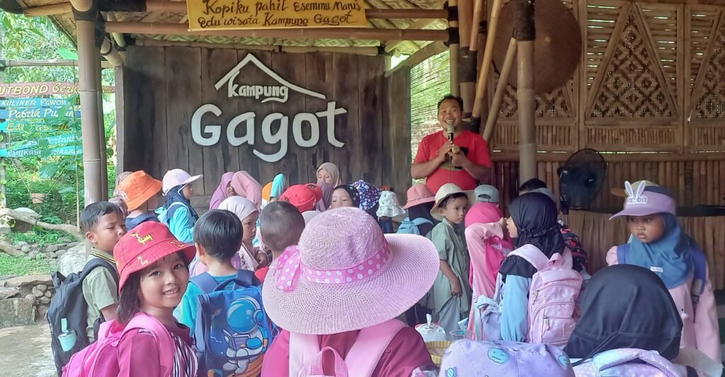 Serunya Anak TKIT Insan Mulia Karangkobar Belajar Bertani dan Beternak di Kampung Gagot