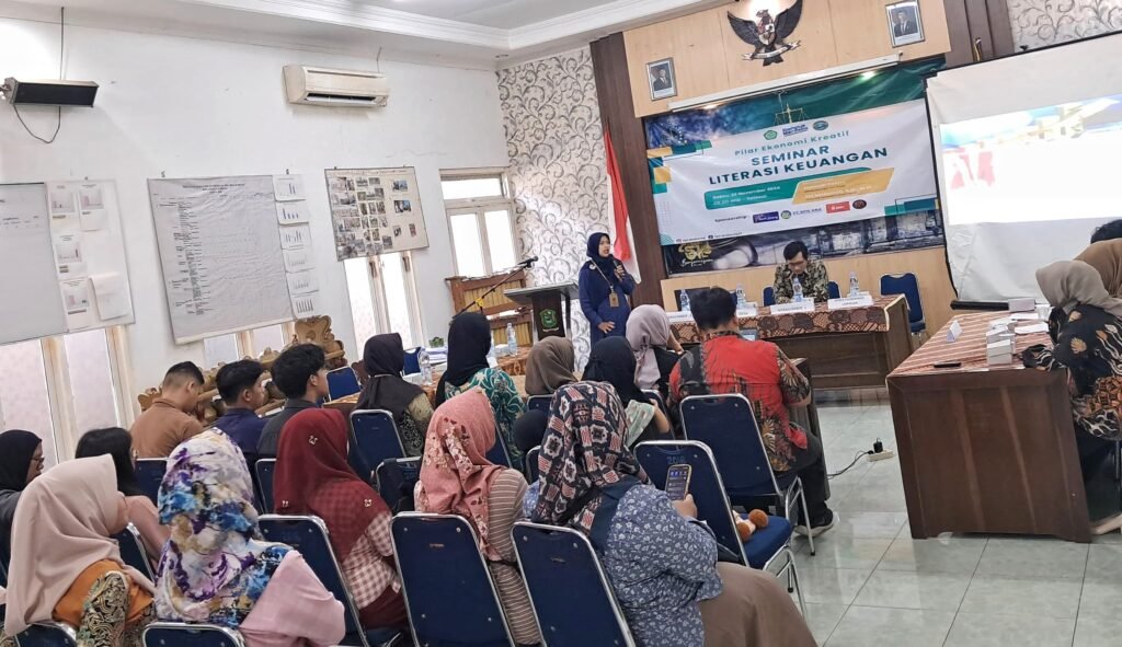 Mahasiswa KKN Tamansiswa Banjarnegara Sukses Gelar Seminar Literasi Keuangan di Desa Bawang