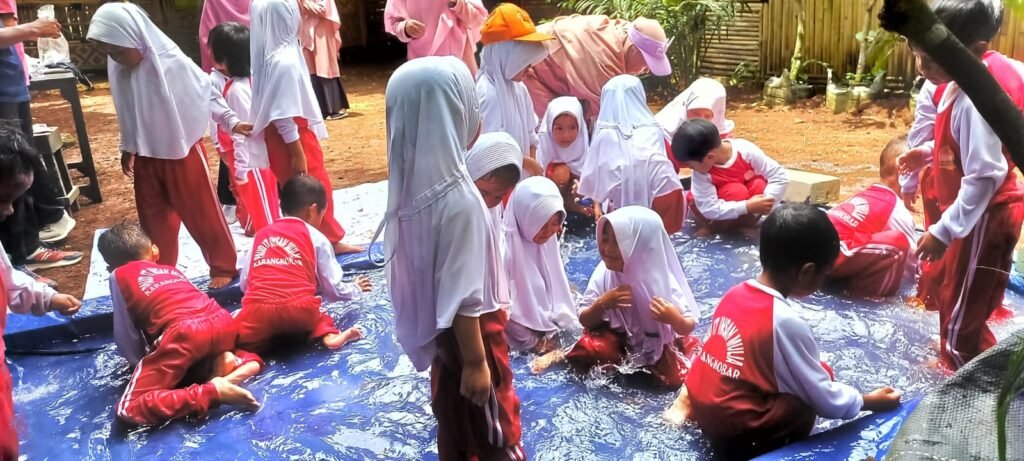 cd6582aa-f19c-4d44-a799-36c7b2c1d7d8-1024x461 Serunya Anak TKIT Insan Mulia Karangkobar Belajar Bertani dan Beternak di Kampung Gagot