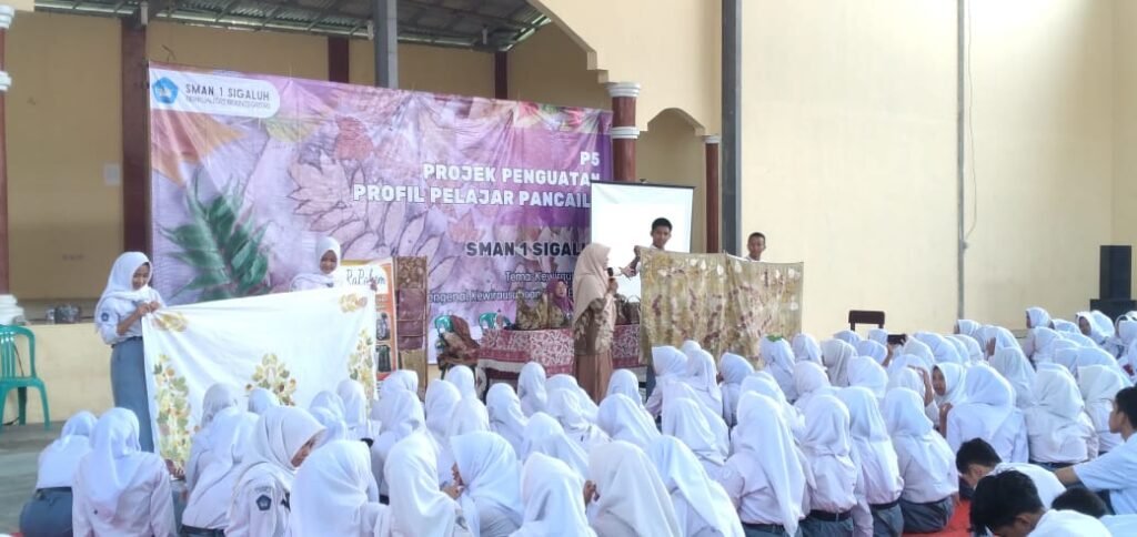 Siswa SMAN 1 Sigaluh Belajar Ecoprint: Fashion Ramah Lingkungan yang Modis