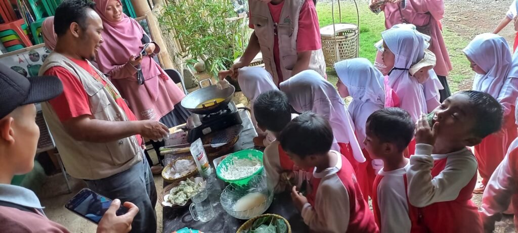 ff24ea40-d492-4fb0-b285-b6cb77ce8010-1024x461 Serunya Anak TKIT Insan Mulia Karangkobar Belajar Bertani dan Beternak di Kampung Gagot