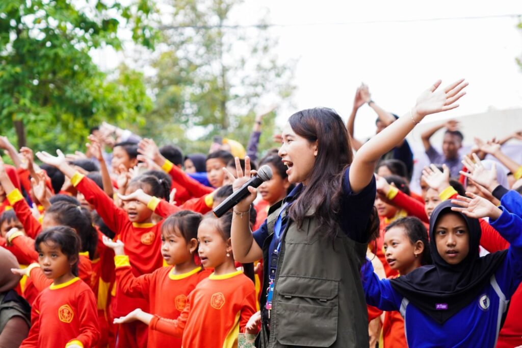 Relawan PLN Mengajar anak-anak Desa Polosiri, memberikan edukasi tentang kampanye anti bullying dan internet bijak.