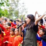 Relawan PLN Mengajar anak-anak Desa Polosiri, memberikan edukasi tentang kampanye anti bullying dan internet bijak.